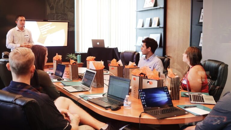Équipe marketing en réunion sur une stratégie de génération de leads à Lyon